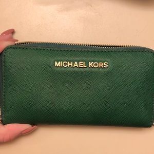 Michael Kors Jet Set Wallet in Kelly Green!